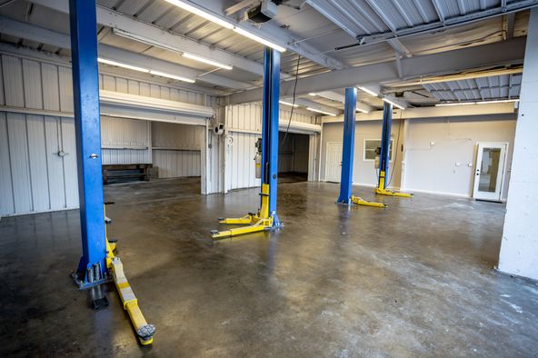 N. Florida Ave Warehouse or Automotive/Office/Showroom- 6,061 SF : 14041 N Florida Ave, Tampa, FL 33613